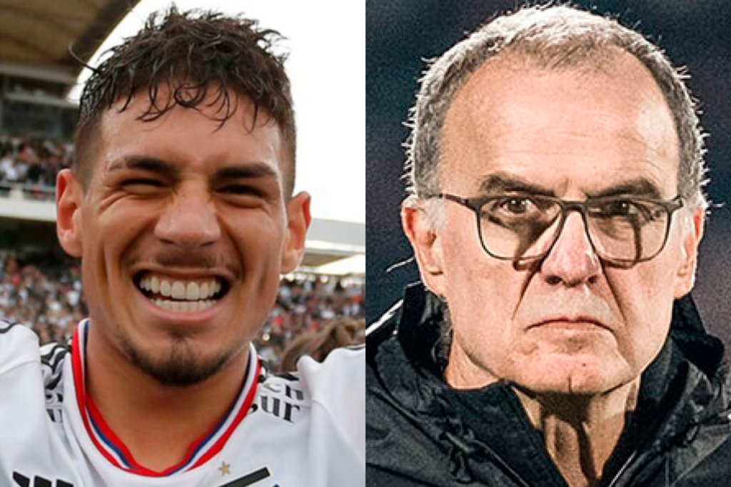 Primer plano al rostro sonriente de Alan Saldivia con la camiseta de Colo-Colo, mientras que se puede evidenciar la cara de expectación de Marcelo Bielsa, actual director técnico de Uruguay.