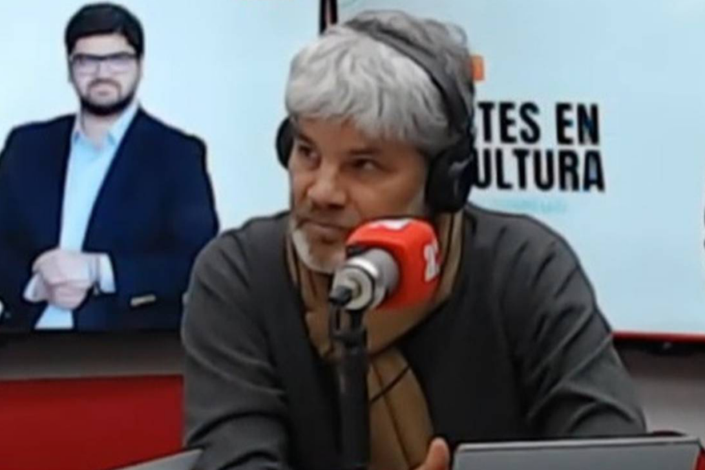 Juan Cristóbal Guarello en medio de una transmisión en el programa radial de Deportes en Agricultura.