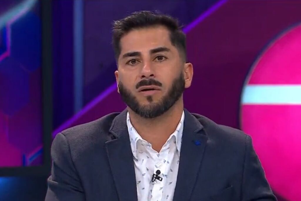 Johnny Herrera en su rol de panelista deportivo en el programa Todos Somos Técnicos de TNT Sports.