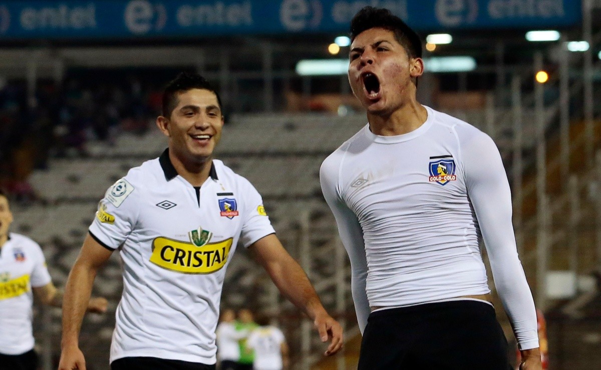 Luis Pavez celebrando eufórico junto a Felipe Flores un gol con la camiseta de Colo-Colo.