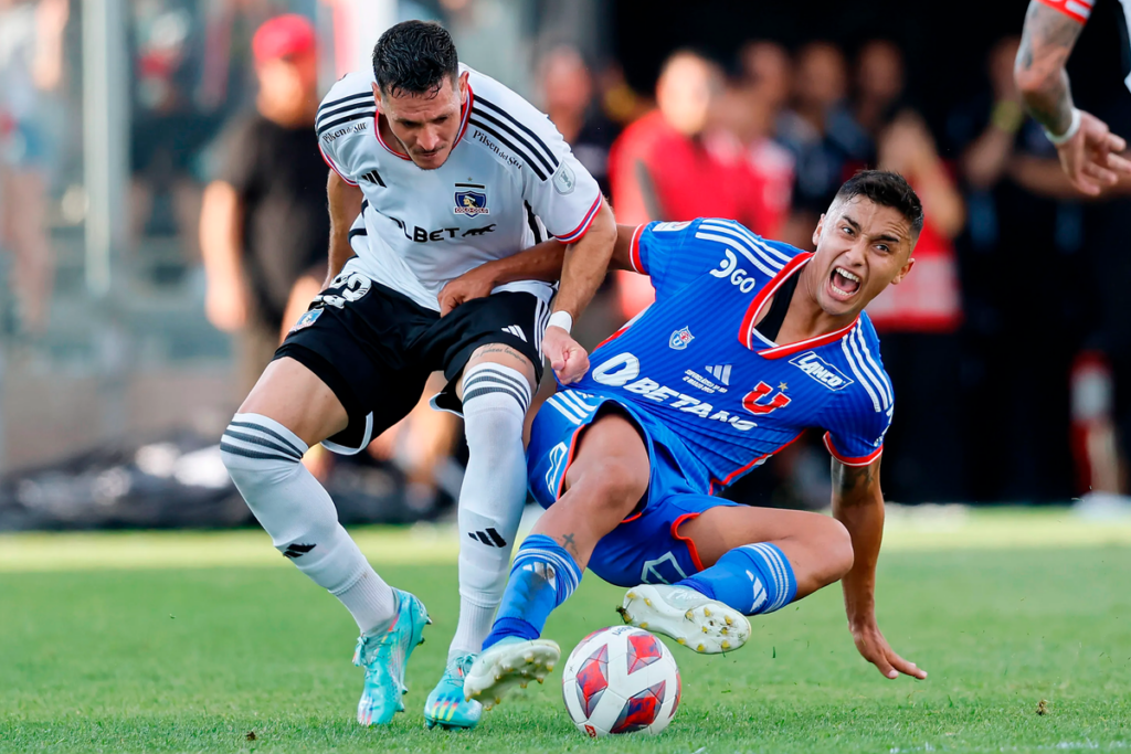 Ramiro González y Nicolás Guerra disputando el Superclásico del 2023 en el Estadio Monumental entre Colo-Colo y Universidad de Chile.