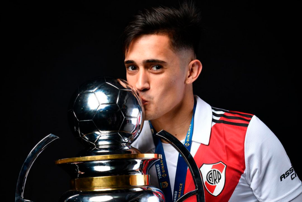 Pablo Solari besando el trofeo de la Liga Argentina obtenida el primer semestre del 2023 con la camiseta de River Plate.