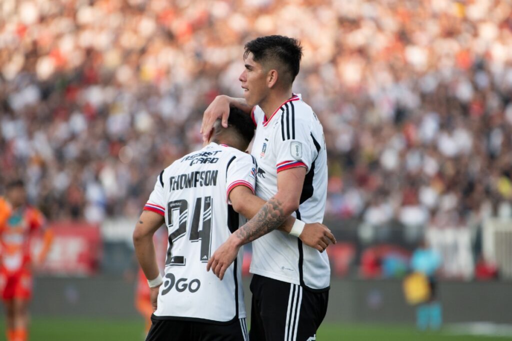 Jugadores de Colo-Colo abrazados tras anotar un gol