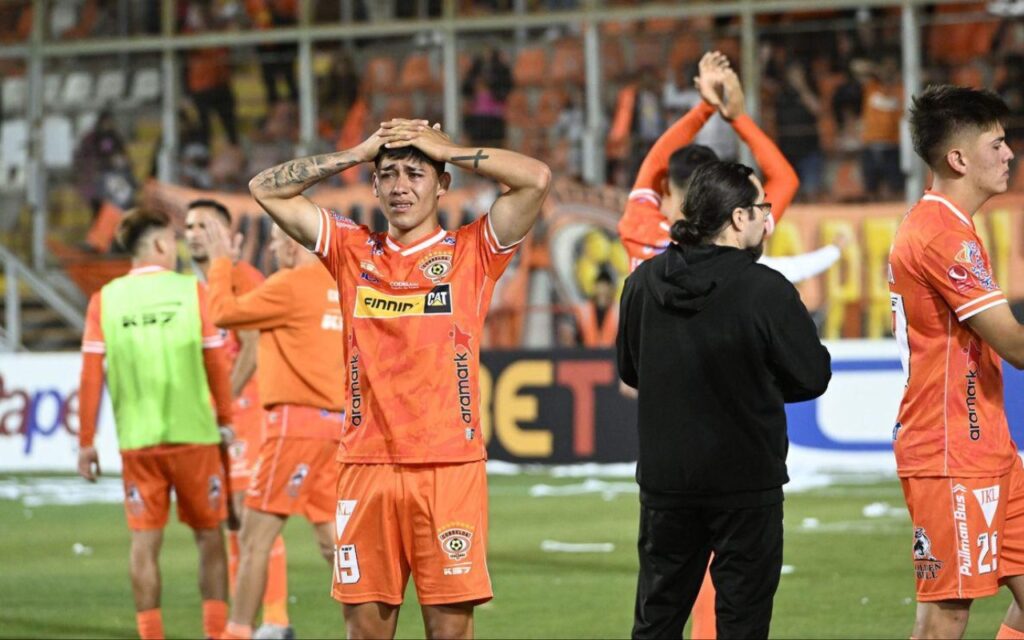 Jugadores de Cobreloa tomándose la cabeza