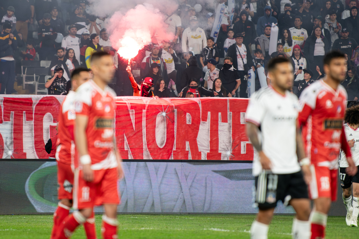 Hincha de Colo-Colo con una bengala encendida.