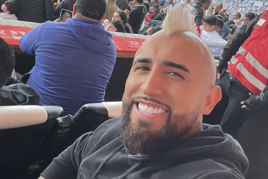 Arturo Vidal sonriente en su visita al Estadio Monumental.