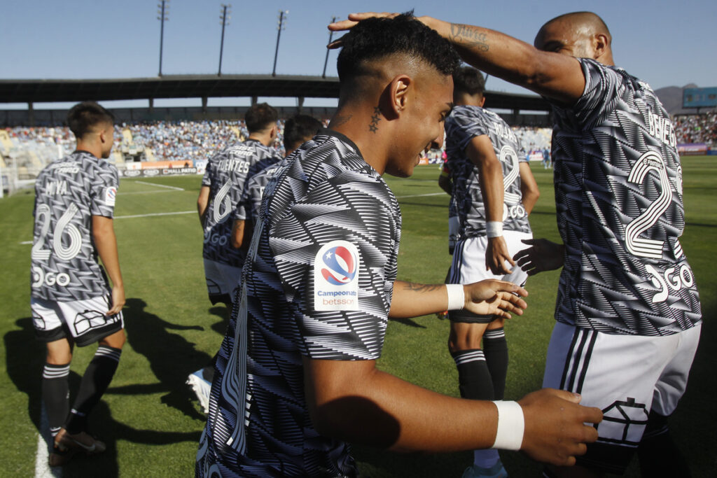 Jugadores de Colo-Colo celebrando un gol.