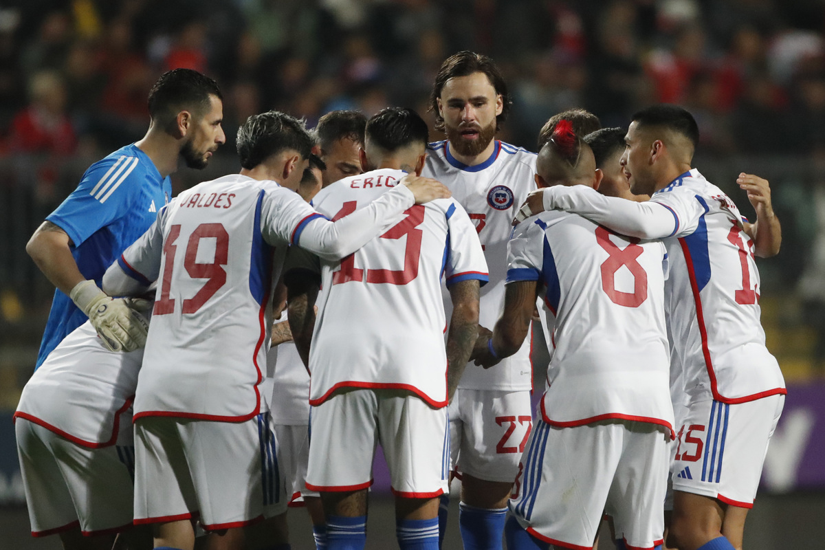 Jugadores de la Selección Chilena abrazados.