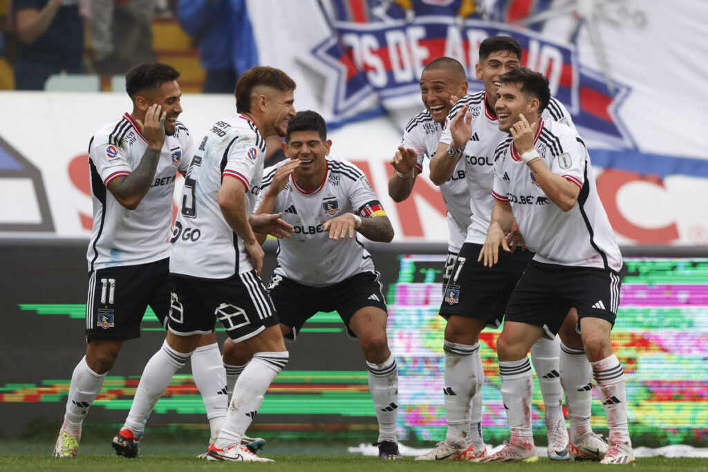 Jugadores de Colo-Colo celebrando un gol.