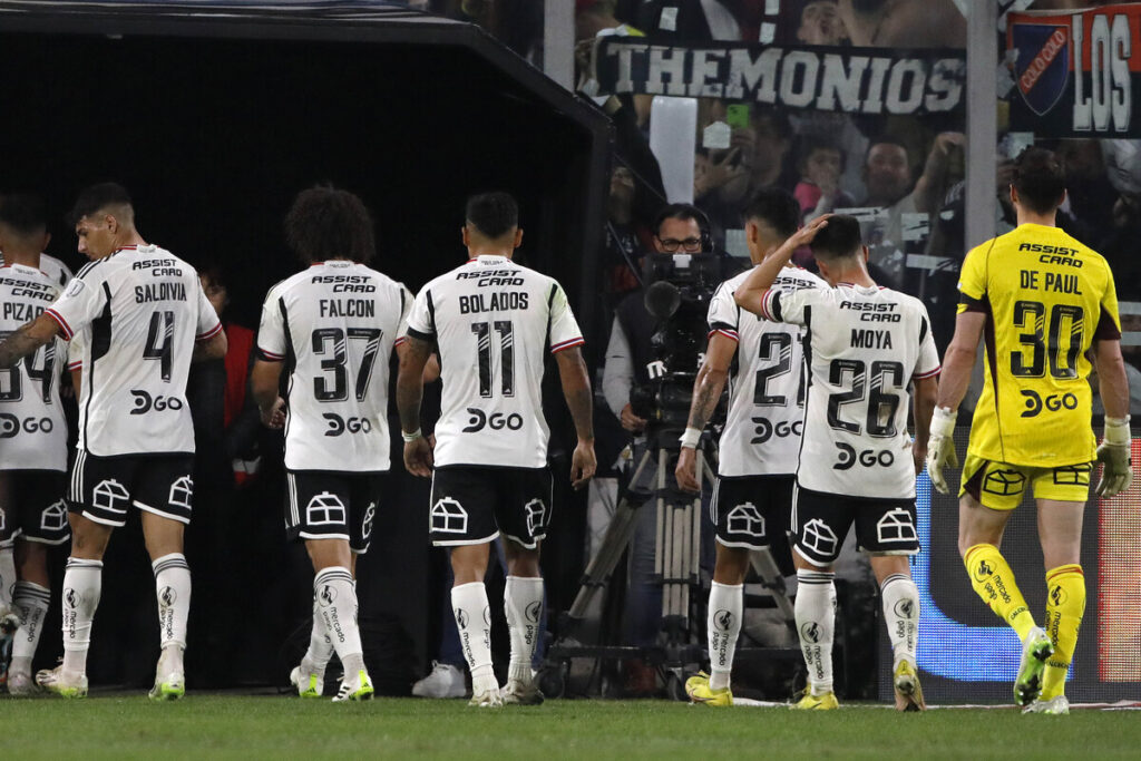 Jugadores de Colo-Colo saliendo de la cancha.