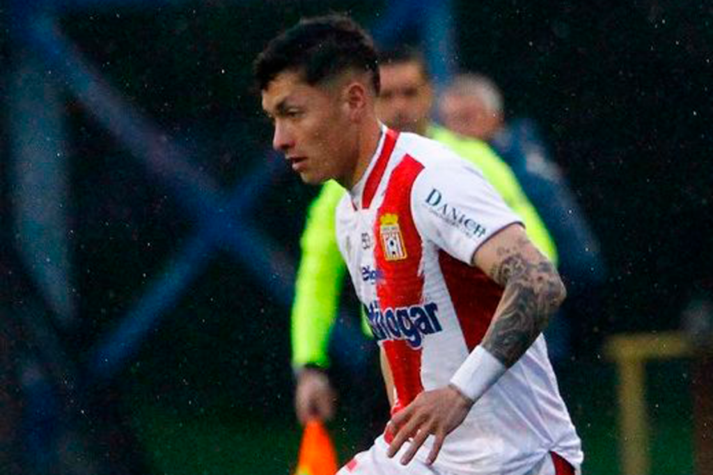 Cristián Zavala disputa un partido con la camiseta de Curicó Unido durante la temporada 2023.