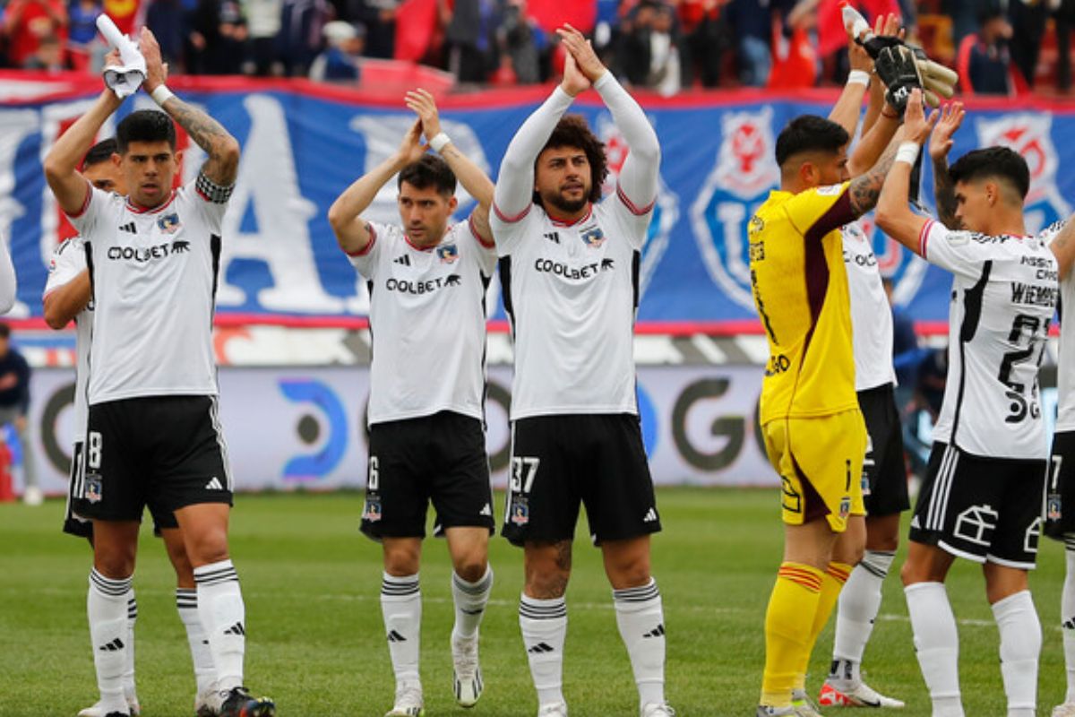 Futbolistas de Colo-Colo levantando las manos