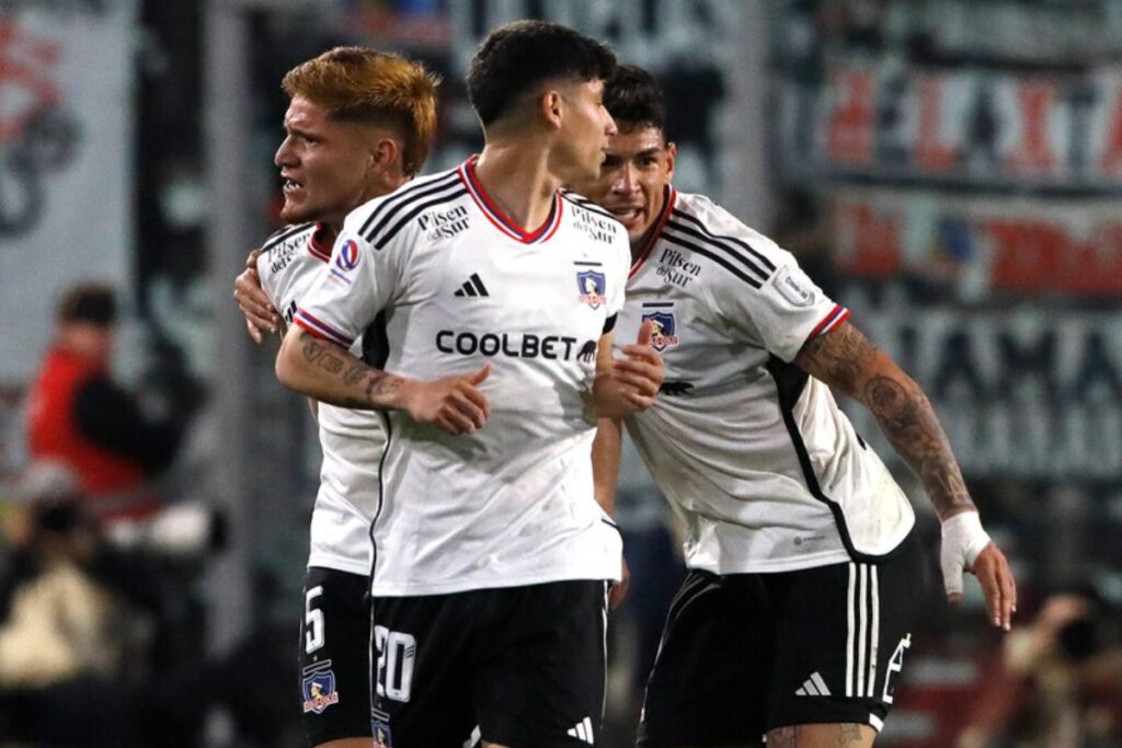 Futbolistas de Colo-Colo abrazados tras anotar un gol