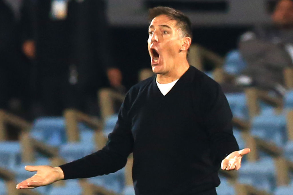 Eduardo Berizzo con cara de asombro y la boca abierta mientras dirige un encuentro en la banca de la Selección Chilena.