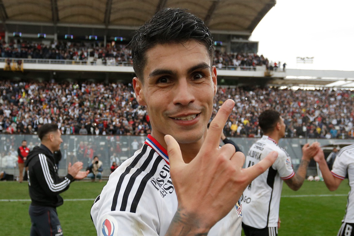 Erick Wiemberg sonríe ante las cámaras y hace el clásico saludo de los hinchas de Colo-Colo con las manos tras el triunfo ante Universidad Católica por la Copa Chile 2023.