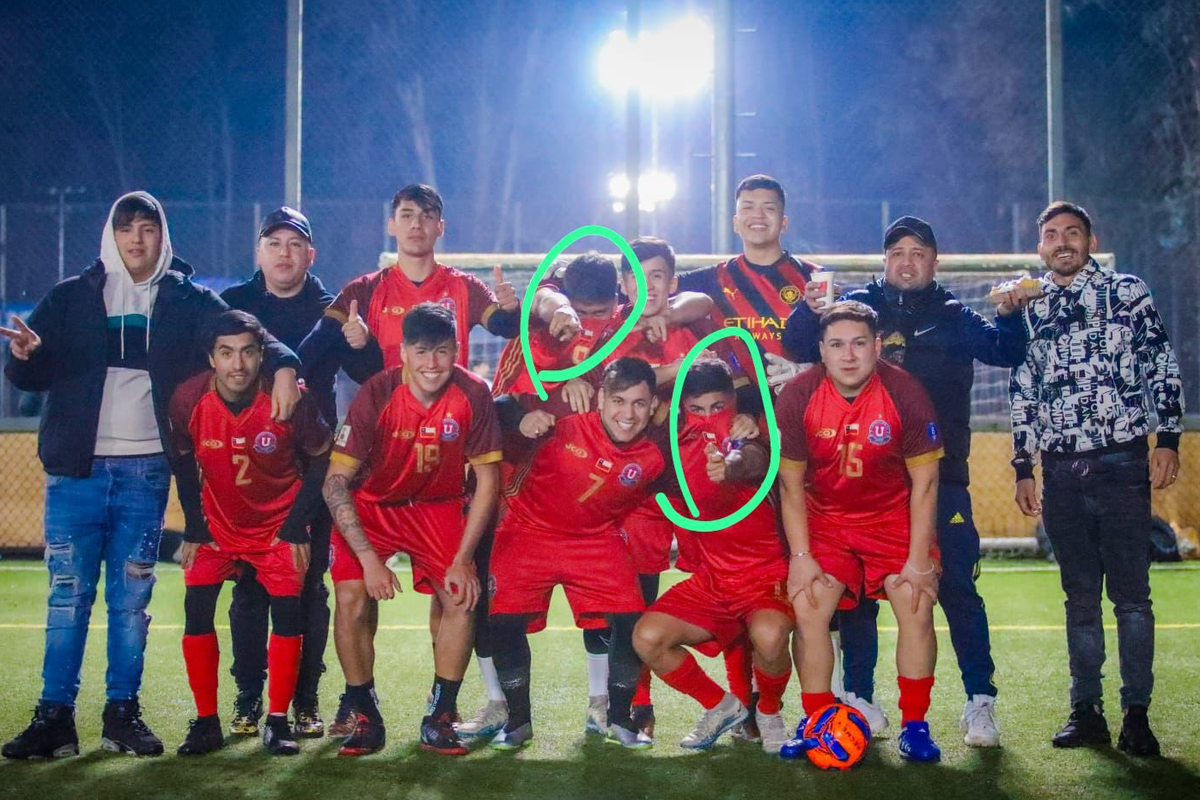 Foto oficial de Universitario FC junto a los jugadores de Colo-Colo Damián Pizarro y Jordhy Thompson.