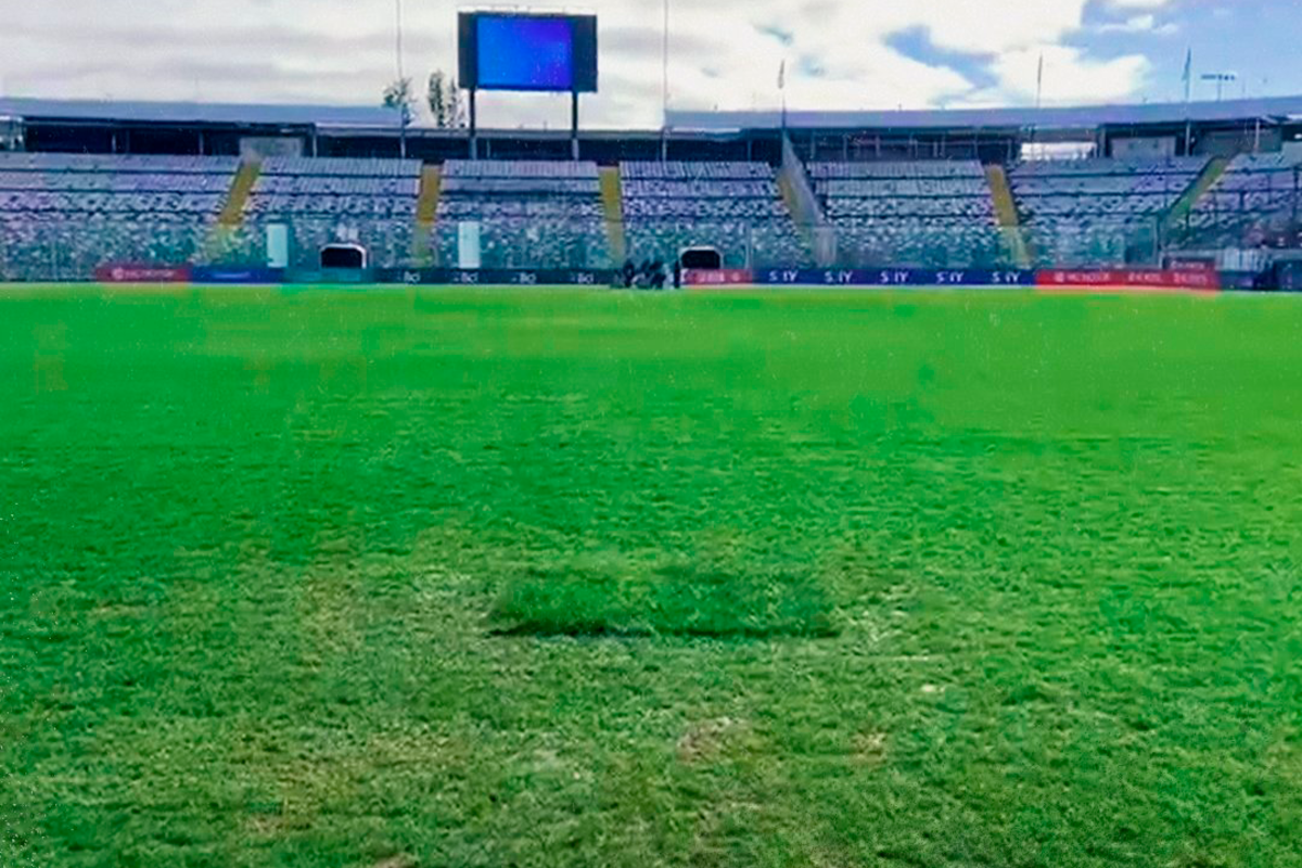 Foto a la cancha del Estadio Monumental desde el arco sur.