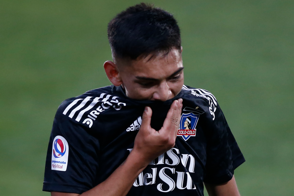 Joan Cruz se lamenta y se cubre la boca con la camiseta de Colo-Colo durante la temporada 2021.