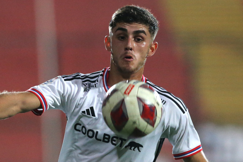 Bruno Gutiérrez concentrado en un balón mientras defiende la camiseta de Colo-Colo.