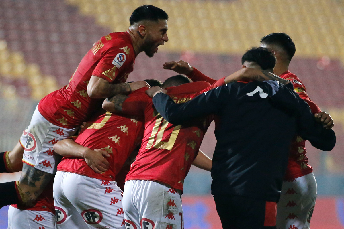 Futbolistas de Unión Española se abrazan y celebran eufóricos un gol en el Estadio Santa Laura.