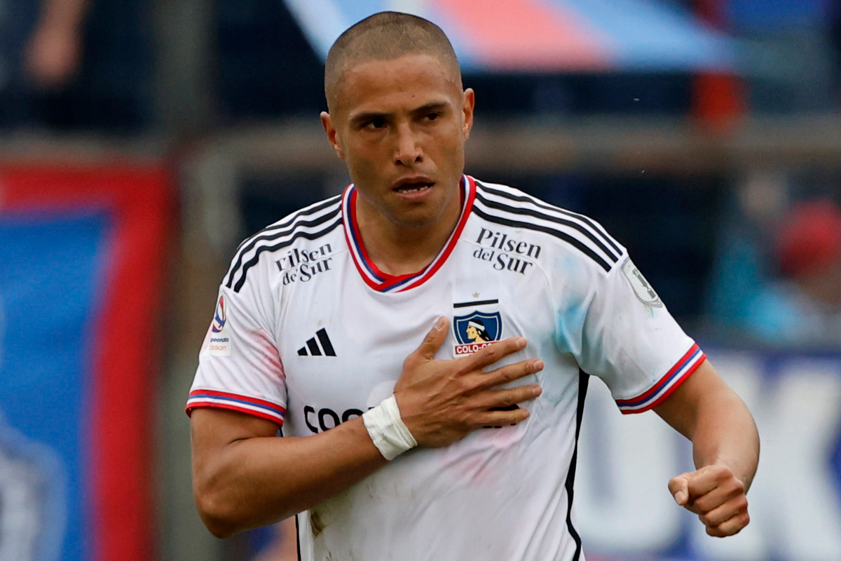 Leandro Benegas se golpea el pecho donde está la insignia de Colo-Colo tras anotar un gol ante Universidad de Chile en el Superclásico 194.