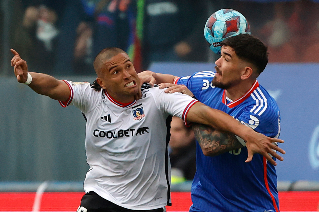 Leandro Benegas y Luis Casanova disputan un balón en pleno Superclásico entre Colo-Colo y Universidad de Chile.