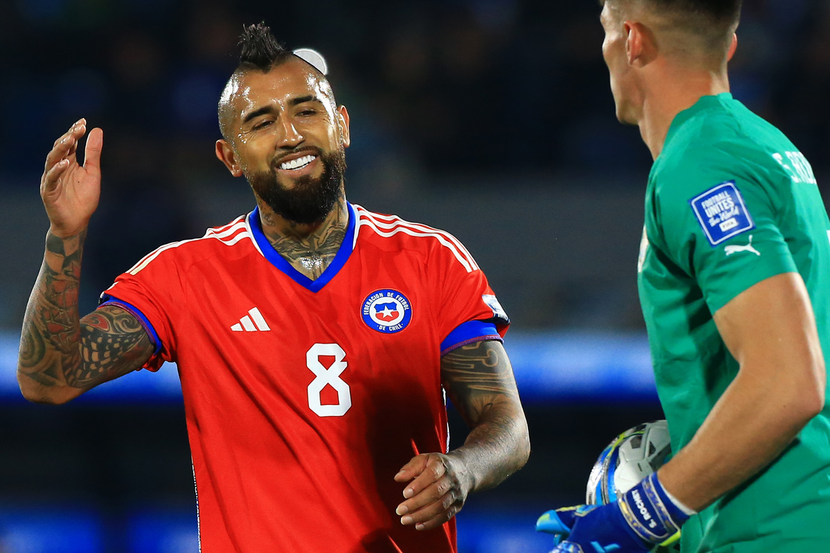 Arturo Vidal bastante sonriente en pleno partido con la Selección Chilena en la derrota 3-1 ante Uruguay en el inicio de las Eliminatorias Sudamericanas rumbo al Mundial del 2026.