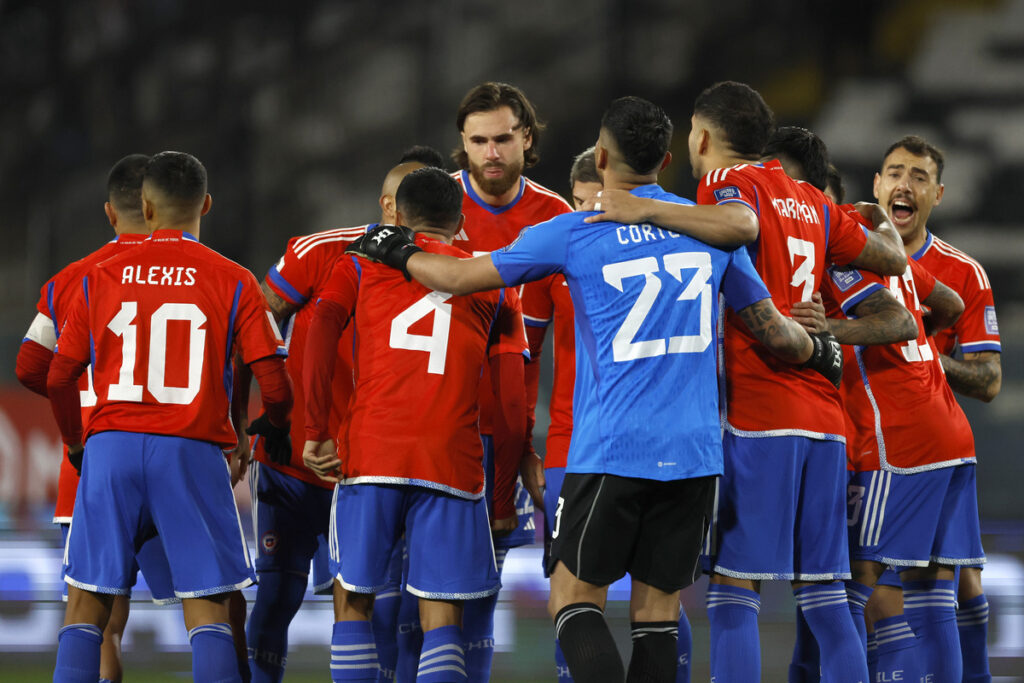 Futbolistas de la Selección Chilena se abrazan antes de enfrentar a Colombia por las Eliminatorias Sudamericanas durante la temporada 2023 en el Estadio Monumental.