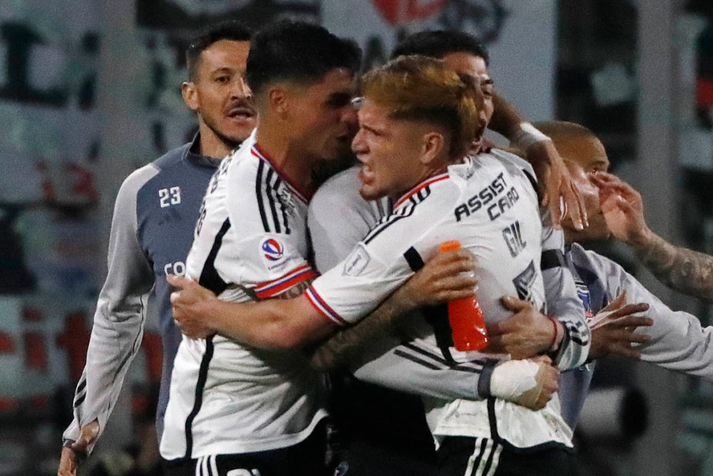 Futbolistas de Colo-Colo se abrazan tras anotarle un gol a Deportes Copiapó en el empate 1-1 por la segunda rueda del Campeonato Nacional 2023.