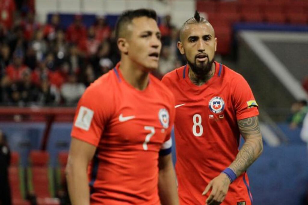 Arturo Vidal y Alexis Sánchez con la camiseta de La Roja