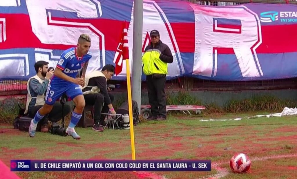 Polémico Tiro de esquina ejecutado por la Universidad de Chile en el partido frente a Colo-Colo.