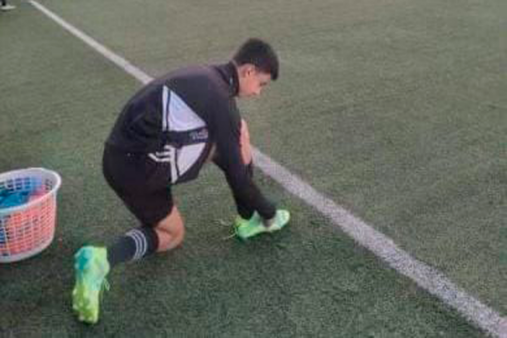 Gonzalo Barrientos se abrocha sus zapatos antes de comenzar un entrenamiento con la Sub 15 de Colo-Colo.