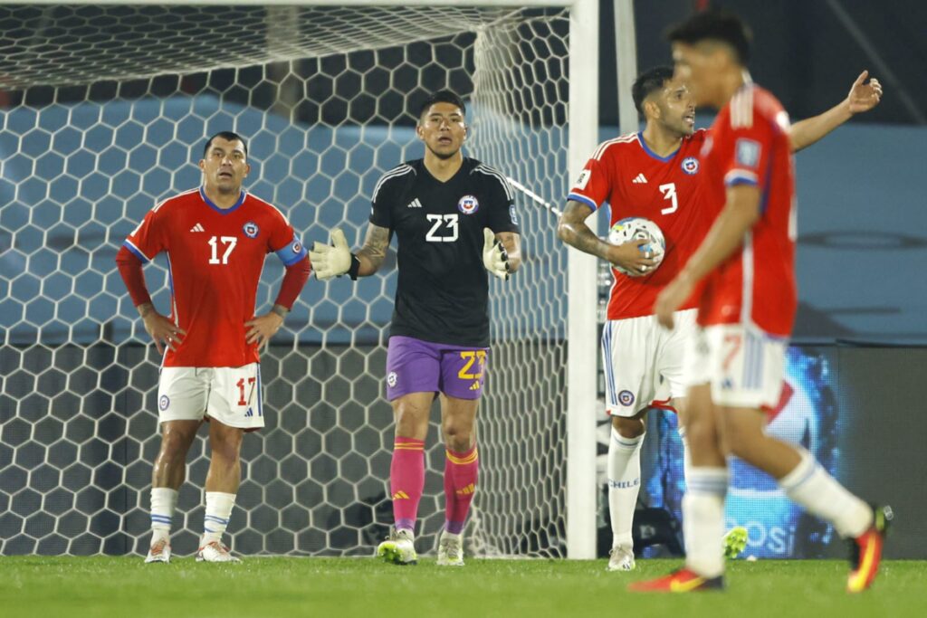 Brayan Cortés alentando a sus compañeros durante la derrota dr la Selección Chilena frente a Uruguay.