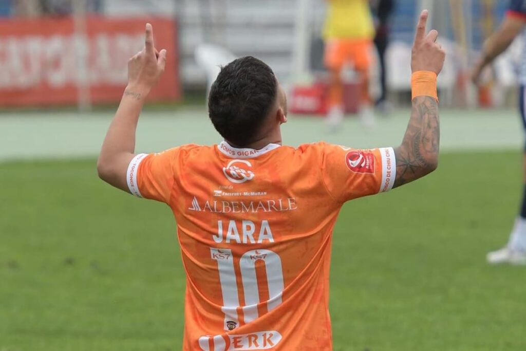 Primer plano a Ignacio Jara de espaldas celebrando su gol frente a Deportes Recoleta.