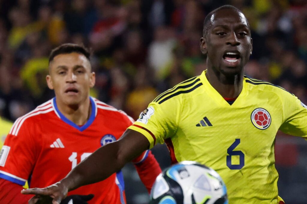 Alexis Sánchez y Yerry Mina en el partido de Chile vs Colombia en el Estadio Monumental.