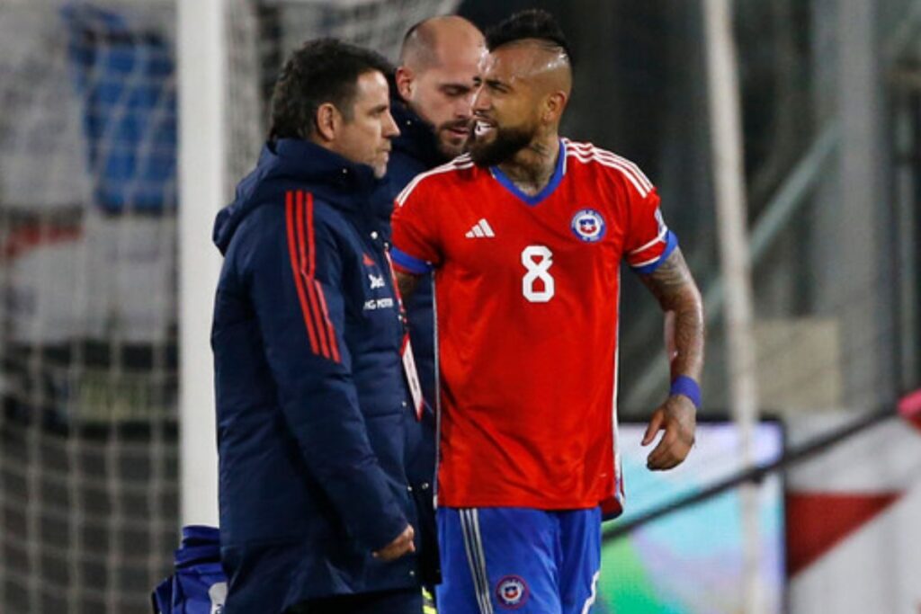 Arturo Vidal siendo atendido por los médicos de La Roja