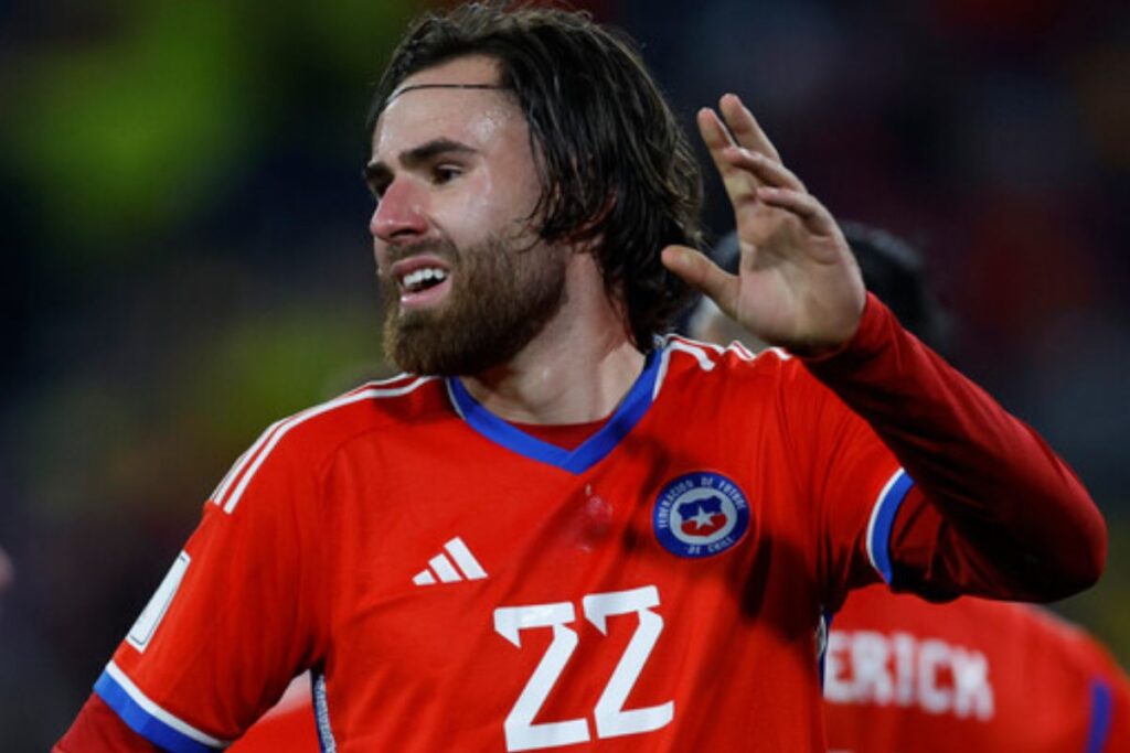 Ben Brereton con la camiseta 22 de Chile y la mano levantada