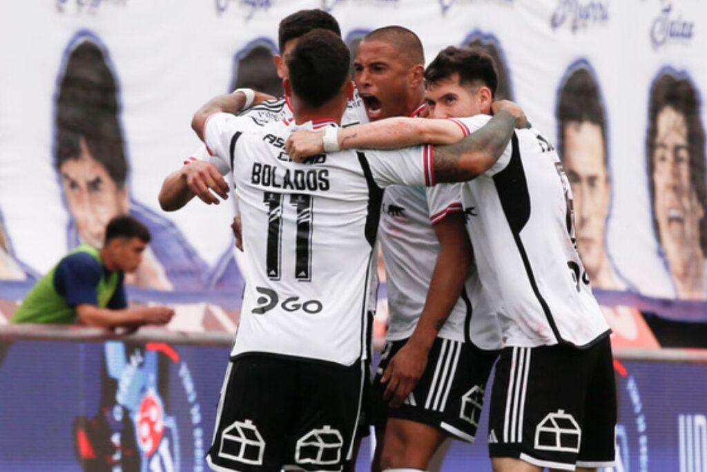 Futbolistas con la camiseta blanca de Colo-Colo abrazados