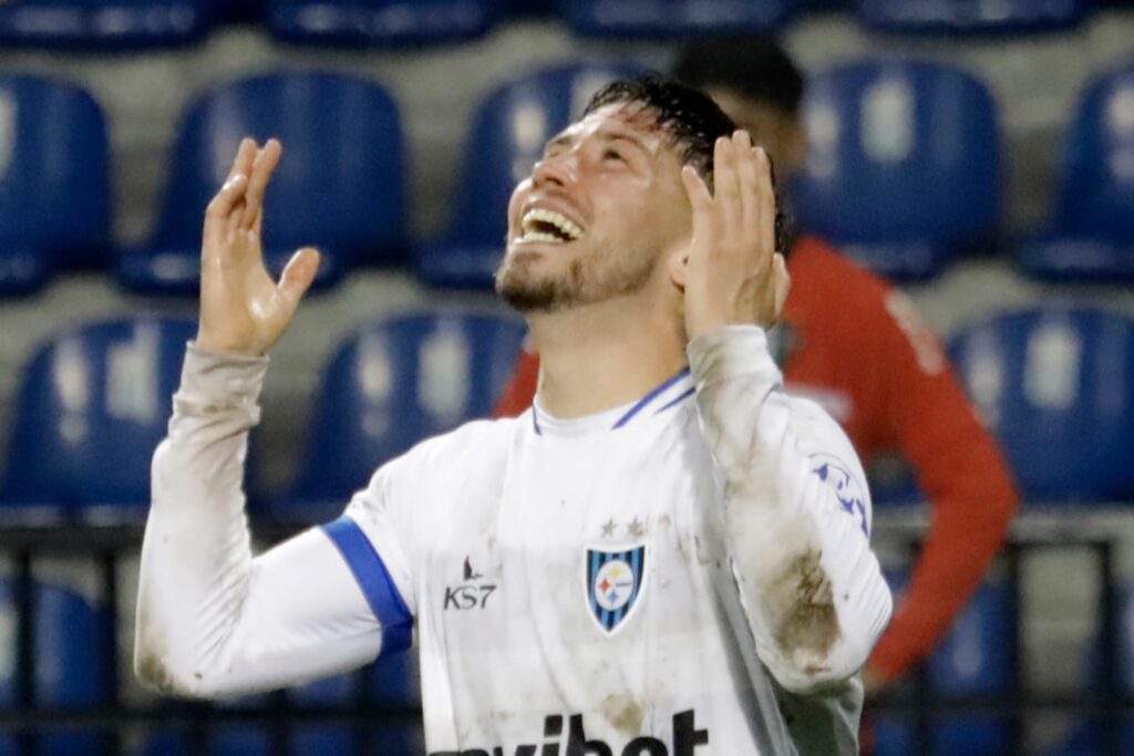 Felipe Loyola celebrando su gol frente a Palestino en el Estadio Cap de Talcahuano.