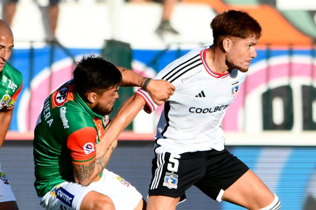 Leonardo Gil disputando un balón en el priemr partido de Colo-Colo vs Cobresal en el Campeonato Nacional 2023.