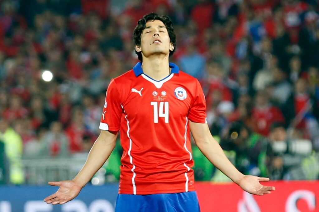 Matías Fernández antes de patear su penal frente a Argentina en la Copa América.