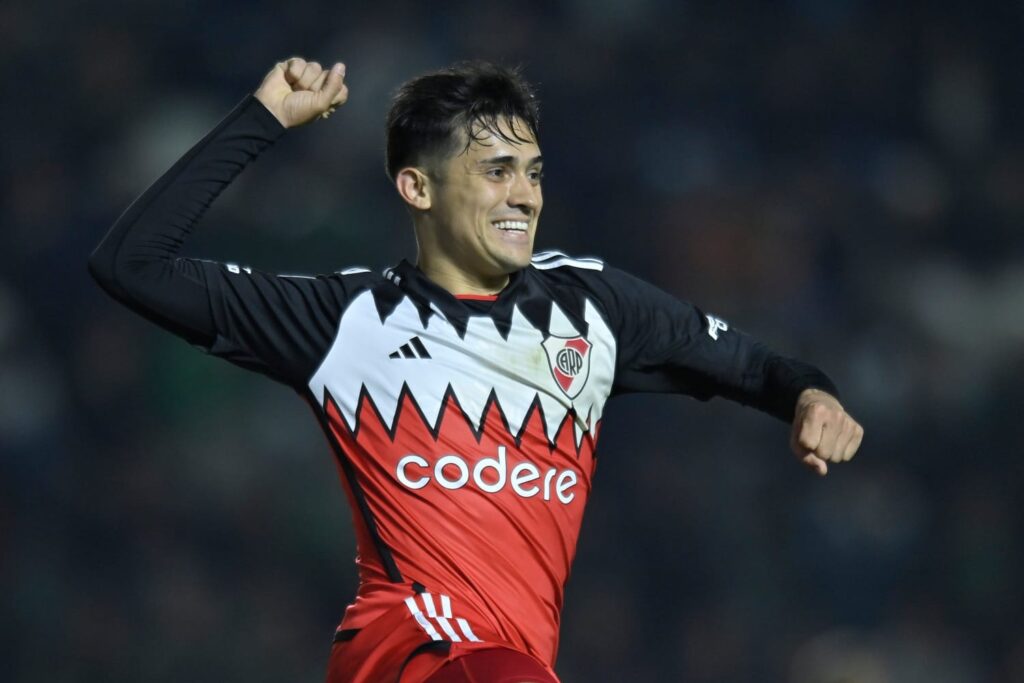 Primer plano a Pablo Solari celebrando su gol con la camiseta de River Plate frente a Banfield.