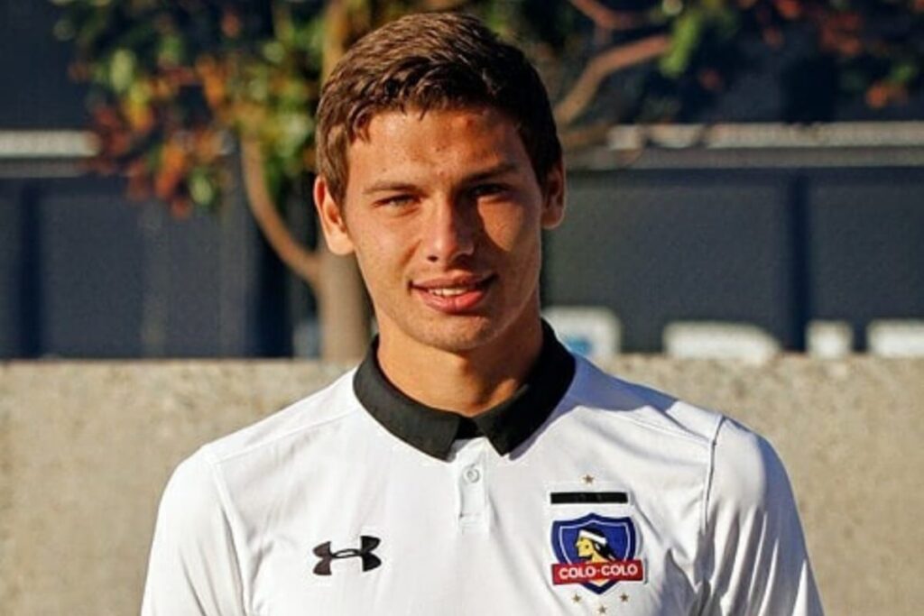 Primer plano a Diego Ohlsson con la camiseta de Colo-Colo 2017.