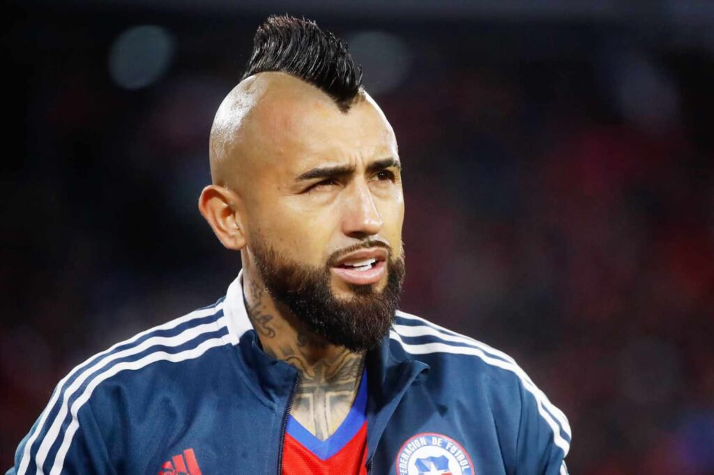 Primer plano al rostro de Arturo Vidal con indumentaria de la Selección Chilena.