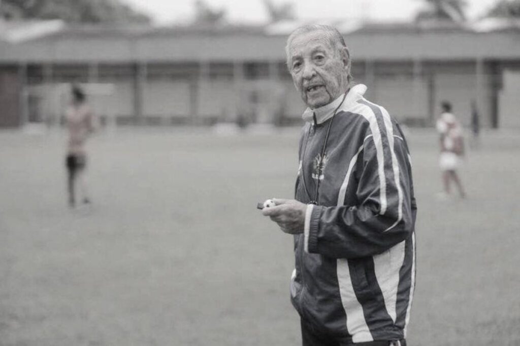 Hernán Carrasco con buzo y un silbato