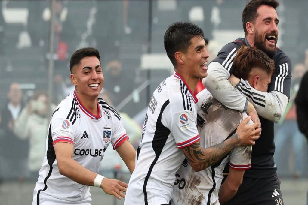 Jugadores de Colo-Colo abrazados