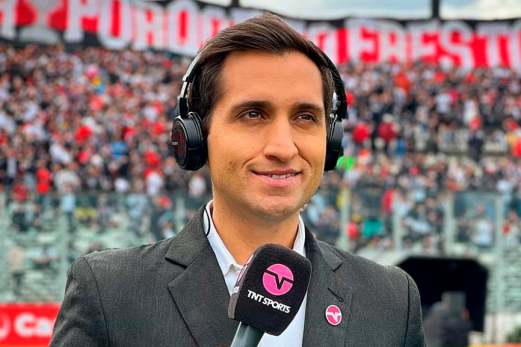 Daniel Arrieta en plena transmisión para TNT Sports desde el Estadio Monumental de Colo-Colo.