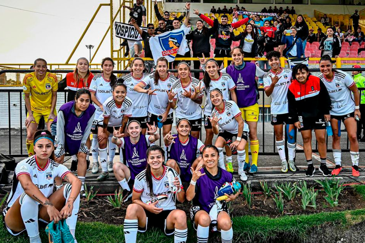 Plantel de Colo-Colo Femenino se fotografía con los hinchas tras el triunfo 4-0 sobre Libertad Limpeño por la segunda fecha de la Copa Libertadores 2023.
