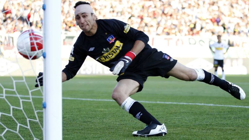 Raúl Olivares con una venda durante el Superclásico de Colo-Colo Universidad de Chile en 2011.