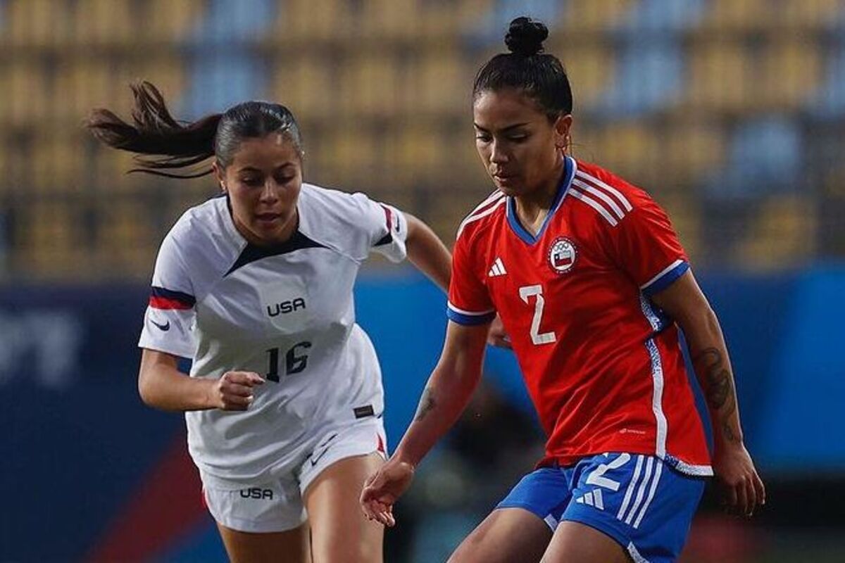 Jugadores de Chile y Estados Unidos disputando un balón.